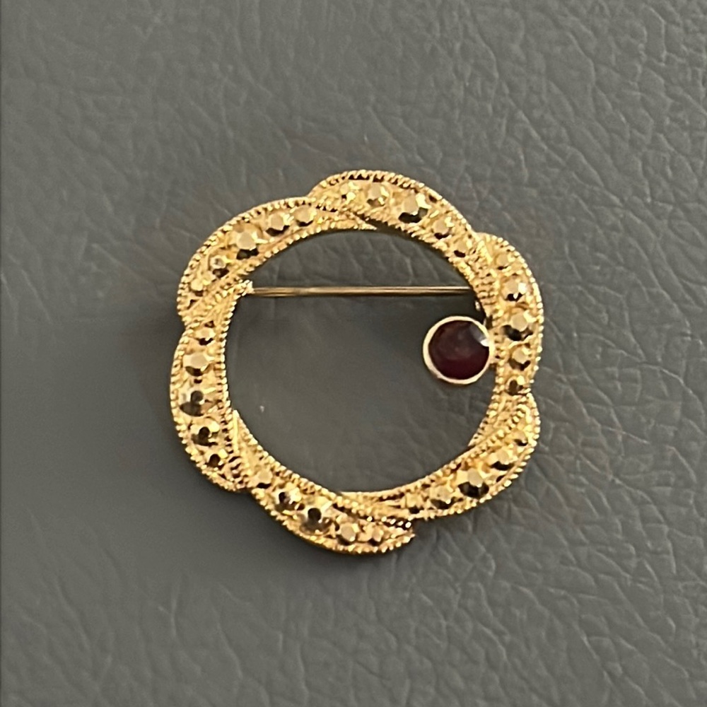 Vintage Gold Tone Oval Round Brooch with a red accent